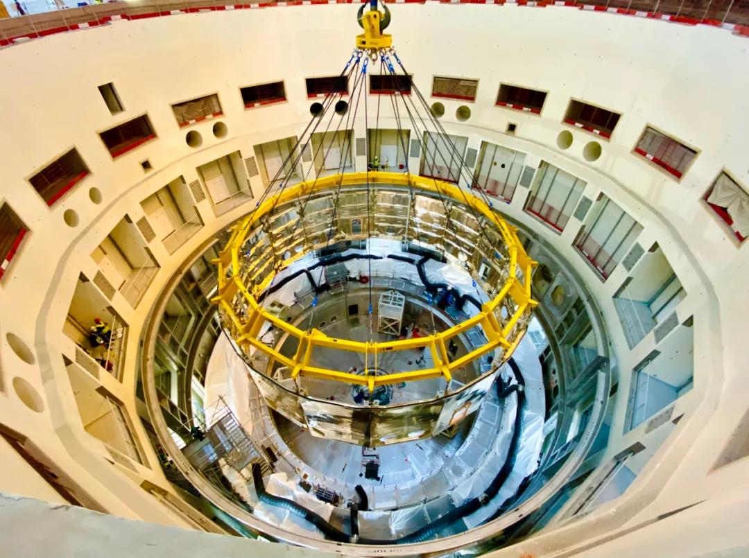 杜瓦下部冷屏吊装是ITER计划重大工程安装启动仪式后的第二个重大部件安装，也是中核集团中国核电工程有限公司牵头的中法联合体在法国完成的2021年第一个重大节点和重大安装任务，为ITER计划的顺利推进再次贡献中国智慧和中国力量，体现了中国恪守国际承诺的责任担当。