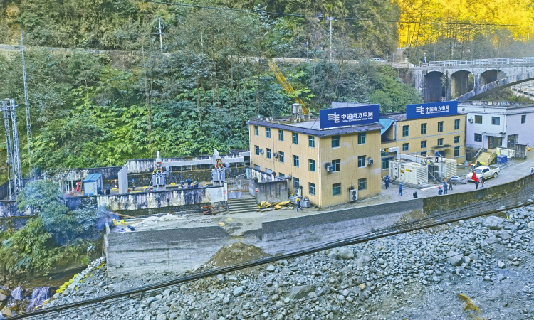 日前，云南独龙江20千伏孔目水电站两台柴油发电机组并网发电，标志着独龙江乡微电网完成第一阶段改造升级工作。孔目电站装机容量达3040千瓦，如遇枯水期发电能力也将达到2344千瓦，可完全满足独龙江乡今冬明春用电需求。图为微电网改造现场。