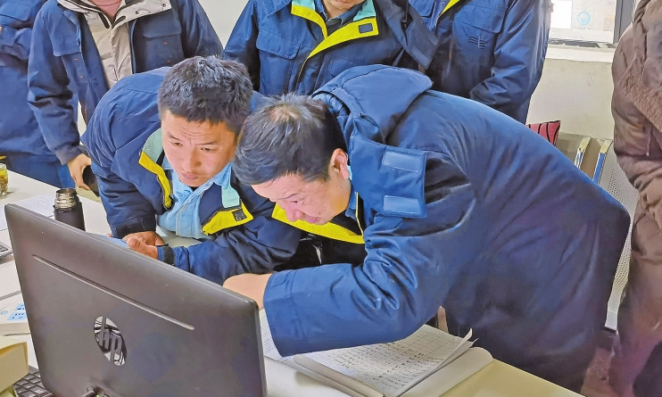 为保障独龙江乡人民群众在冬春两季枯水期的生产生活用电，南方电网云南电网公司于2020年10月制定了独龙江乡微电网改造升级方案，通过改造新建20千伏孔目电站主变及柴油发电机组、升级独龙江智能微电网控制系统。图为微电网改造现场。