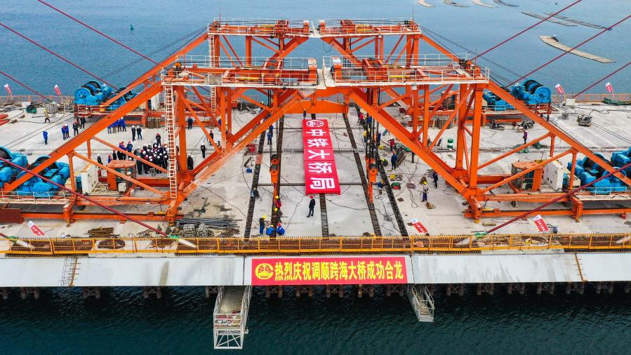 图为1月25日，工人在湛江调顺跨海大桥合龙施工现场作业。（新华社记者 刘大伟 摄）