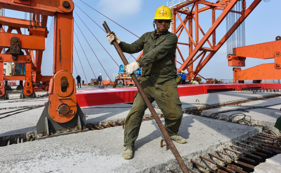 图为1月25日，中铁大桥局施工人员在湛江调顺跨海大桥进行合龙作业。（新华社记者 刘大伟 摄）