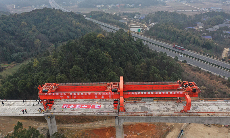 常益长高铁全长157公里，设计时速350公里，是国家“八纵八横”高速铁路网的重要组成部分。图为1月31日拍摄的常益长高铁六标箱梁架设现场。（新华社记者 赵众志 摄）