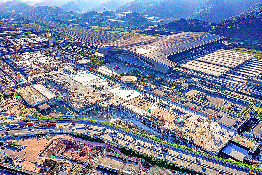 日前，由中国铁建所属中铁十四局参建的重庆西站枢纽二期工程涉轨部分正式投入使用，标志着我国西部最大的客运综合交通枢纽建设取得重大进展。图为中国西部最大的客运综合交通枢纽涉轨部分投入使用。