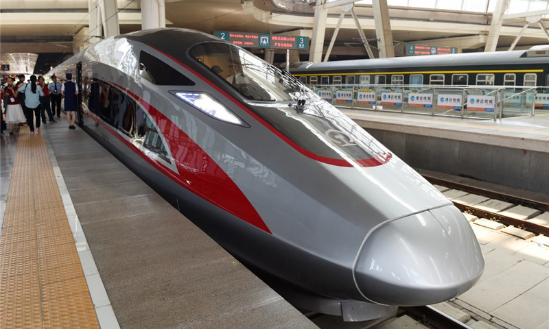 6月26日，在北京南站，“复兴号”G123次列车等候出发。（新华社记者 鞠焕宗 摄）