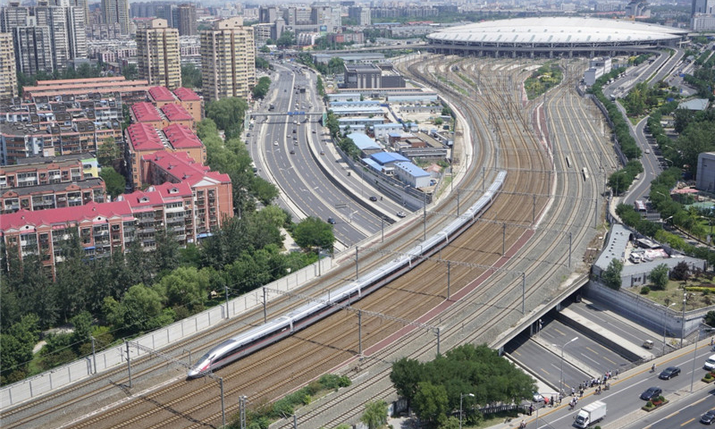 6月26日，“复兴号”G123次列车驶出北京南站。（新华社记者 邢广利 摄）