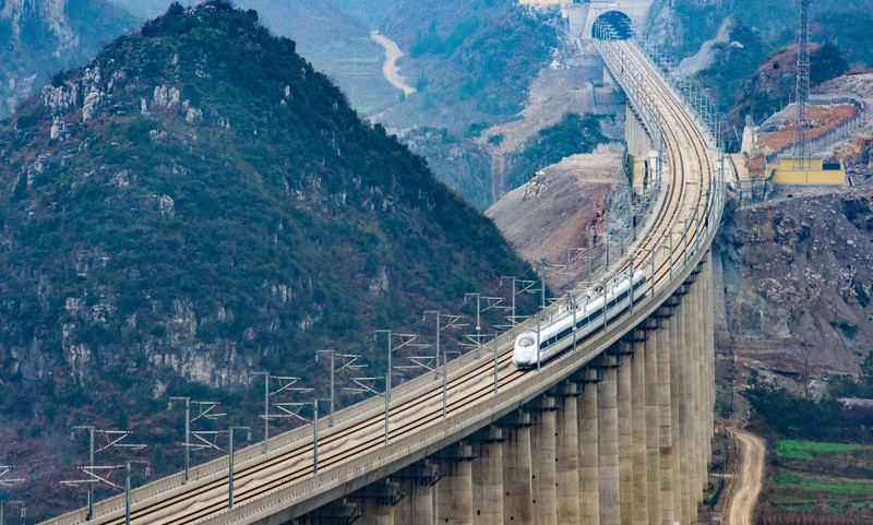 由昆明开往贵阳的G4136次列车经过贵州省安顺市境内的水桶木寨特大桥（2016年12月28日 刘续 摄）。