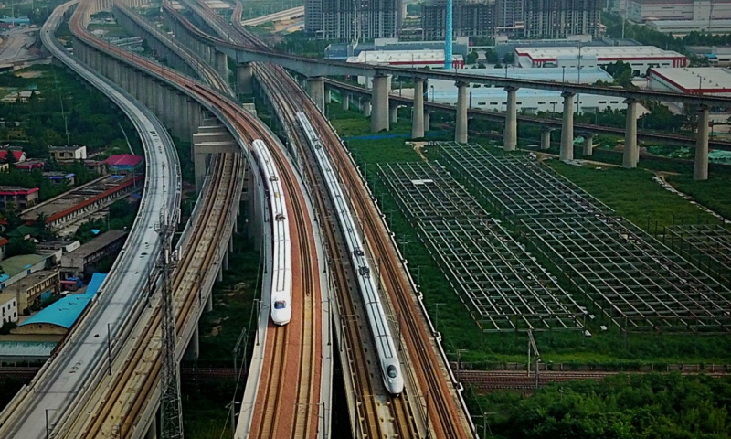 2017年8月17日，两列动车组列车驶入郑州东站。（新华社记者 李安 摄）
