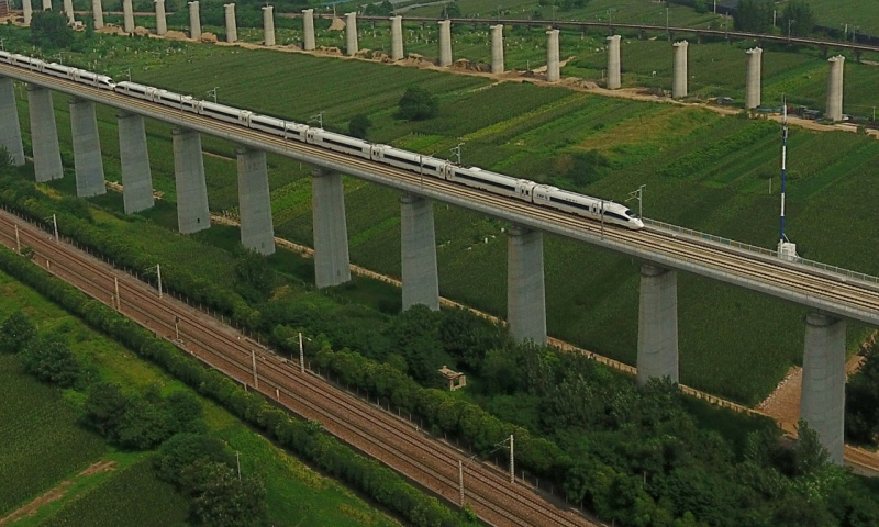 这是在商丘市区内已通车的陇海铁路和徐兰高铁以及在建的商合杭高铁线路。（新华社记者 李安 摄）