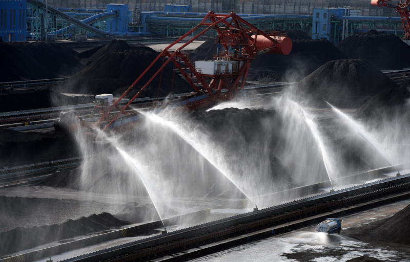 11月8日，在神华黄骅港煤炭堆场，自动洒水喷淋系统和洒水车进行抑尘作业。（新华社记者 马宁 摄）