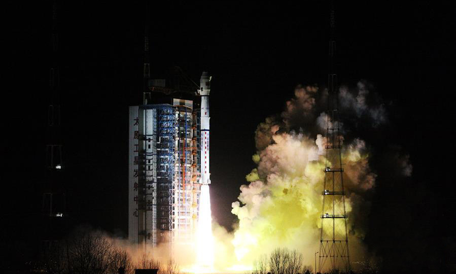 “风云三号Ｄ”卫星和执行这次发射任务的长征四号丙运载火箭由中国航天科技集团公司所属上海航天技术研究院研制，测控任务由西安卫星测控中心、中国卫星海上测控部共同完成，中国气象局负责卫星应用系统建设和运行。这是长征系列运载火箭的第２５４次飞行。（张宏伟 摄）