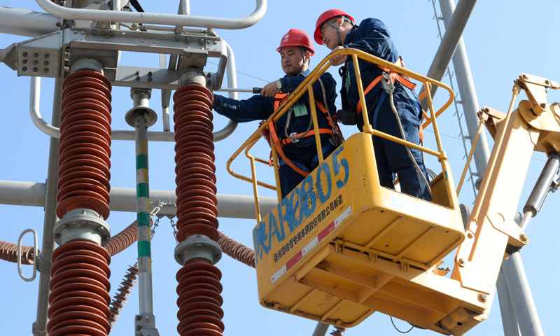 近日，国家电网陕西送变电工程公司260余名检修人员齐聚陕西凤翔县柳林镇±500千伏宝鸡换流站，对7000余台（组）电力设备进行维护，抢在冬季用电高峰前完成该站及宝（鸡）德（阳）直流线路陕西段的双极停电检修，为川陕群众温暖过冬贡献力量。（新华社记者 刘潇 摄）