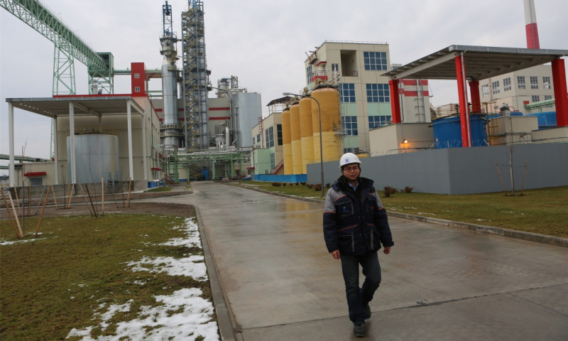 由中工国际工程股份有限公司（中工国际）总承包建设的白俄罗斯大型纸浆厂日前开始连续生产，标志着该项目正式投产。这是继中白工业园项目之后，该公司在白俄罗斯建设的又一重要项目。图中是2017年12月9日，在白俄罗斯斯维特洛戈尔斯克纸浆厂，一名中方员工走在厂区内。（新华社记者 魏忠杰 摄）