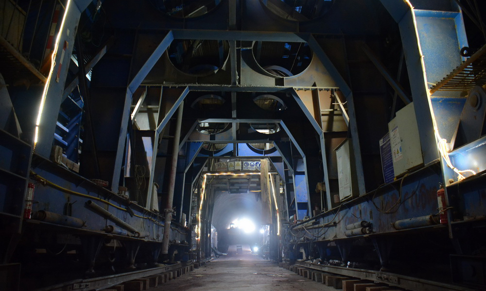 中国电建水电十五局承建的旺门村二号隧道12日顺利贯通，成为中老铁路项目全线首个贯通的隧道。这是12月13日在老挝万象省拍摄的旺门村二号隧道施工现场。图中是12月13日在老挝万象省拍摄的旺门村二号隧道施工现场。新华社发（刘艾伦摄）