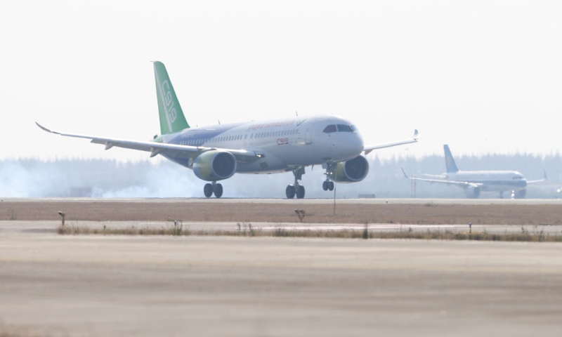 12月17日，第二架国产大型客机C919在上海浦东国际机场降落。（新华社记者 丁汀 摄）