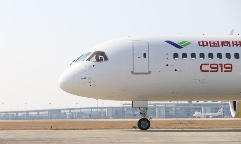 12月17日，第二架国产大型客机C919在上海浦东国际机场跑道上滑行。（新华社记者 丁汀 摄）