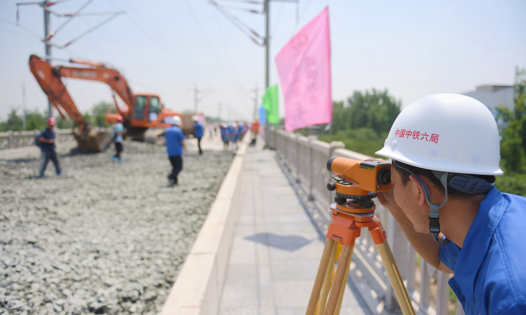 2017年6月15日，石济客专引入石家庄枢纽工程的建设人员在进行测量作业。这一工程预计今年12月底全线通车，建成后石家庄至济南乘坐高铁只需90分钟左右。（新华社记者 王晓 摄）