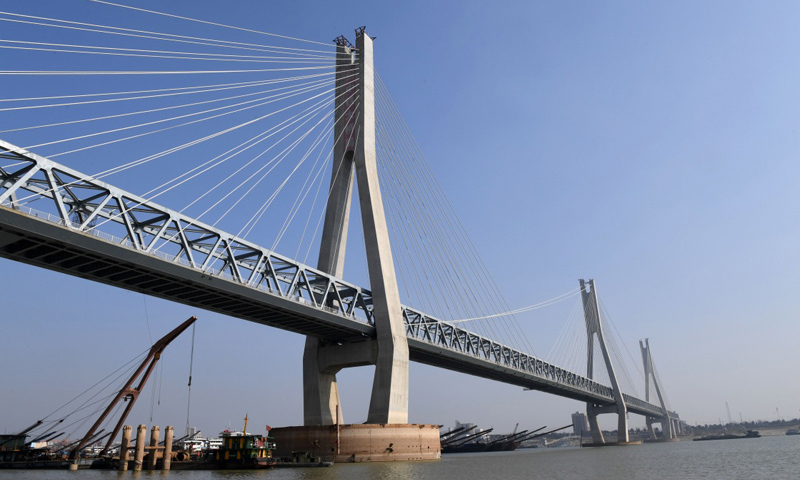 由中铁大桥局承建的蒙华铁路洞庭湖特大桥桥面附属工程目前正加紧进行，主桥工程进入收尾阶段。（新华社记者 朱祥 摄）