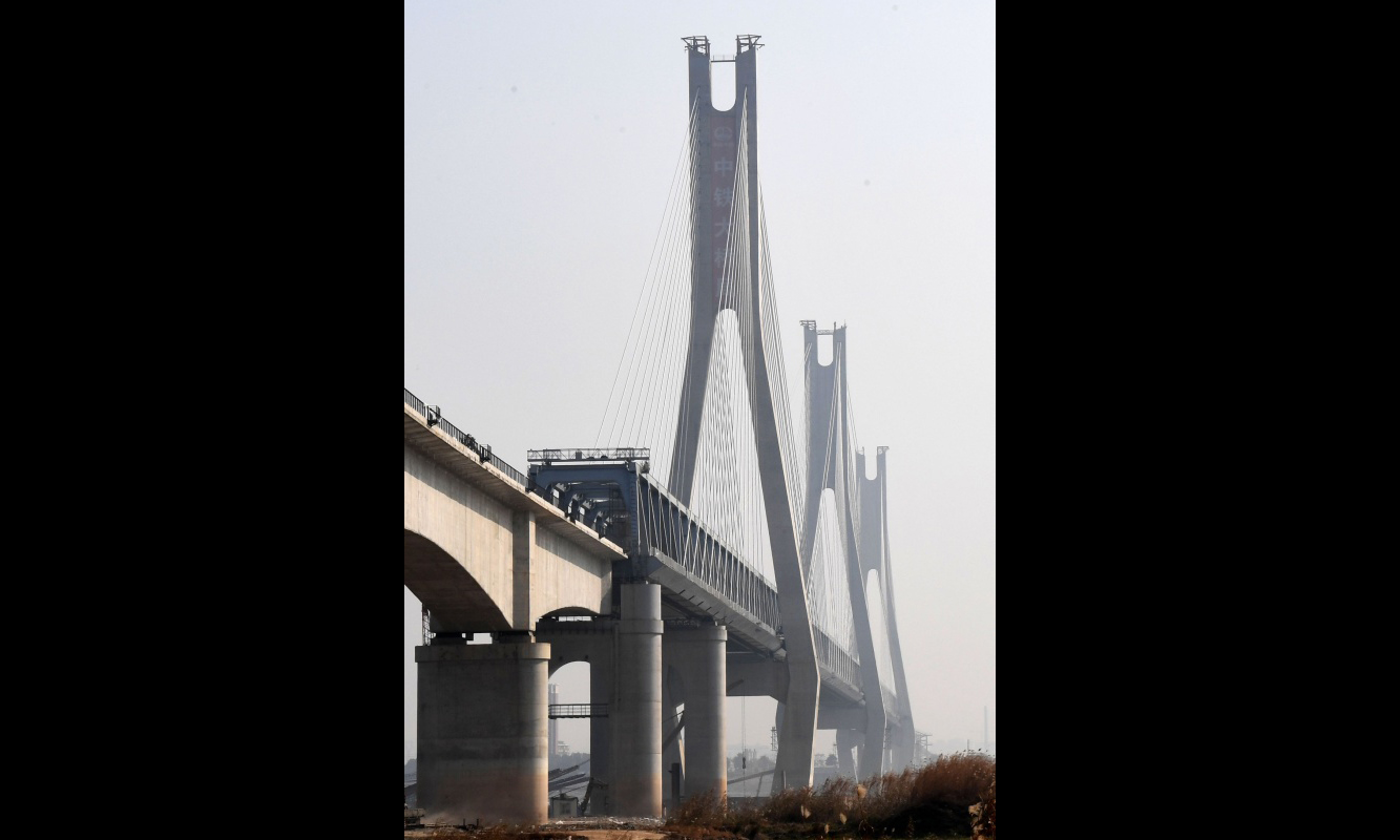 蒙华铁路洞庭湖特大桥位于湖南岳阳市，主桥全长1290.24米，是蒙华铁路全线的控制性重点工程。（新华社记者 朱祥 摄）