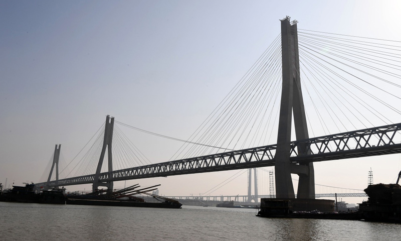 这是12月24日拍摄的蒙华铁路洞庭湖特大桥。（新华社记者 朱祥 摄）