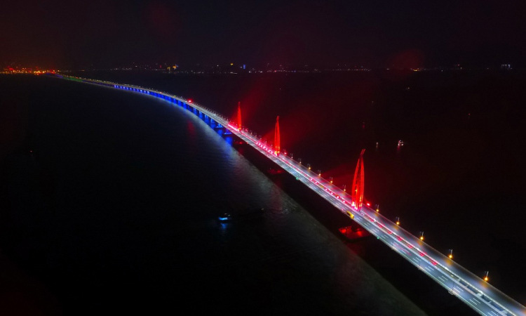 港珠澳大桥主体工程全线亮灯。（新华社记者 梁旭 摄）