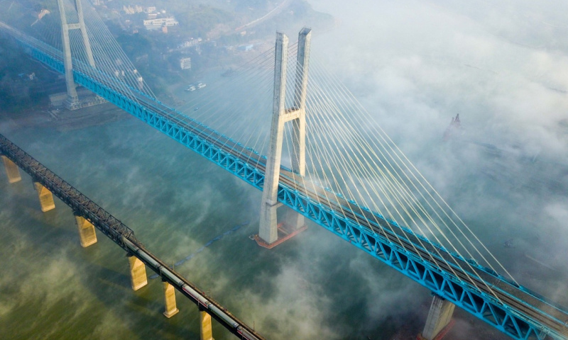 经过5年艰苦建设，位于重庆江津的世界首座双层六线钢桁梁铁路斜拉桥——新白沙沱长江特大桥近日落成，与即将开通的渝贵铁路一起进入检测试运行阶段。（新华社记者 刘潺 摄）
