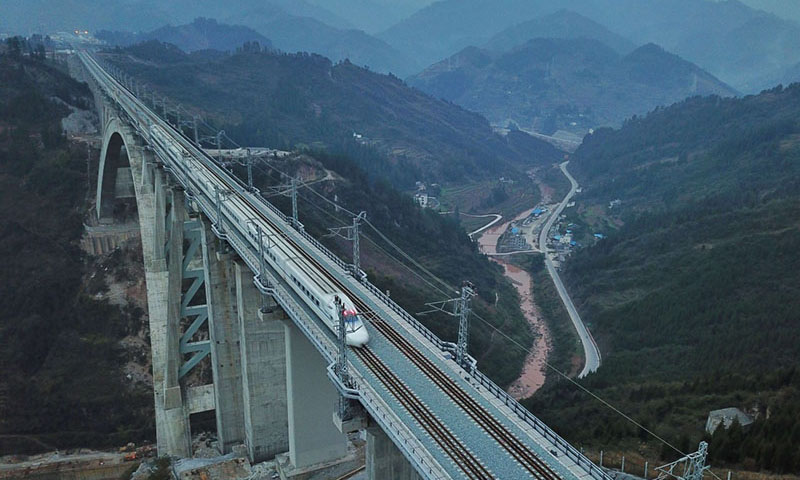 桥上线路为双线，主桥采用X形“提篮式”拱桥设计，最大跨度370米，为国内同类型桥梁跨度第一。（新华社记者 刘续 摄）
