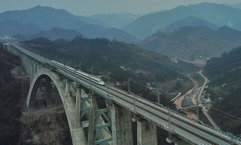2018年1月11日，一列动车组测试列车驶过夜郎河大桥。（新华社记者 刘续 摄）