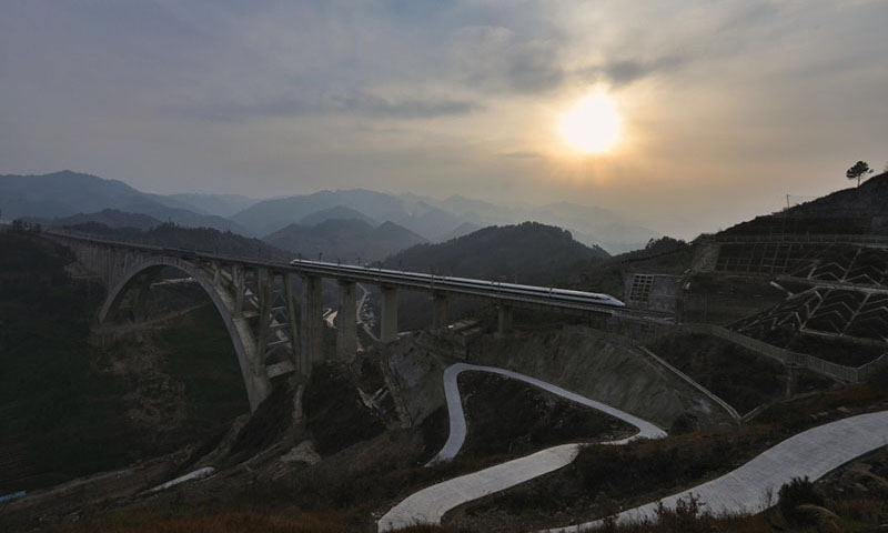 夜郎河特大桥位于贵州省遵义市桐梓县境内，是渝贵铁路重点控制性工程之一。（新华社记者 刘续 摄）