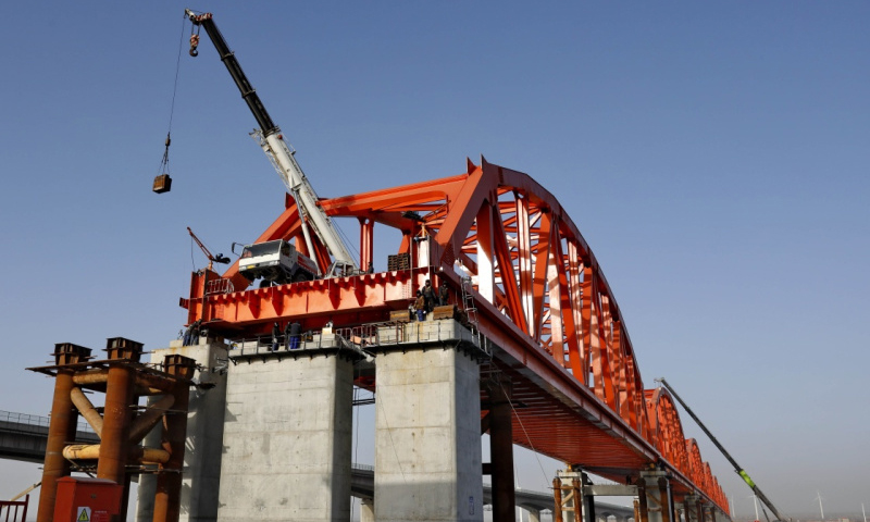 由中铁大桥局承建的官厅水库特大桥全长9077米，是京（北京）张（张家口）高铁重要节点工程。（新华社记者 杨世尧 摄）