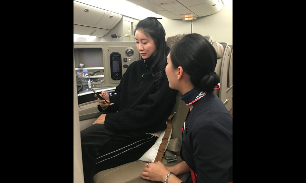 2018年1月18日0时许，MU553上海巴黎航班乘务员向旅客介绍手机使用新规。