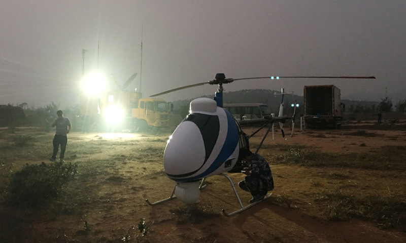 2018年1月22日晚6：30，在广东江门220千伏铜水线，由南方电网广东电力科学研究院自主研发的第二代大型电力巡检无人直升机首次开展夜间巡检，这也是世界第一台卫星通信大型无人直升机在复杂环境下的又一次成功应用。图为科研人员正在为大型电力巡检无人机首次夜间巡检做准备。