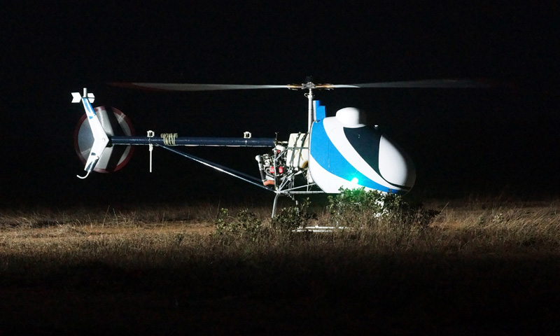 2018年1月22日晚，成功完成夜间巡检任务的无人直升机稳稳降落在空旷的地面。