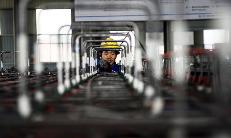 2018年1月22日，中铁十一局桥梁公司江西丰城制板场职工在轧制CRTSⅢ型先张法轨道板钢筋笼。（新华社记者 刘茜 摄）