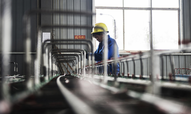 2018年1月22日，中铁十一局桥梁公司江西丰城制板场职工在轧制CRTSⅢ型先张法轨道板钢筋笼。（新华社记者 刘茜 摄）