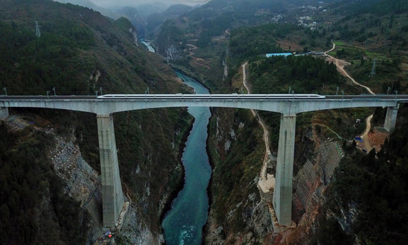 1月25日，渝贵铁路从贵阳北到重庆西的D8592次首发动车经过遵义市境内的乌江大桥。当日，设计时速200公里的渝贵铁路全线开通运营。（新华社记者 刘续摄）