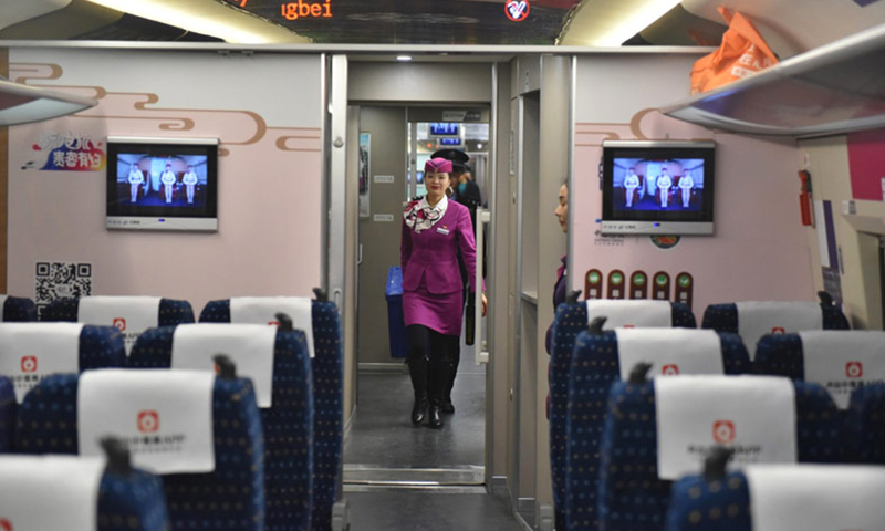 1月25日，在贵阳北站，渝贵铁路从贵阳北到重庆西的D8592次首发动车乘务员从车厢内经过。当日，设计时速200公里的渝贵铁路全线开通运营。（新华社记者 欧东衢摄）