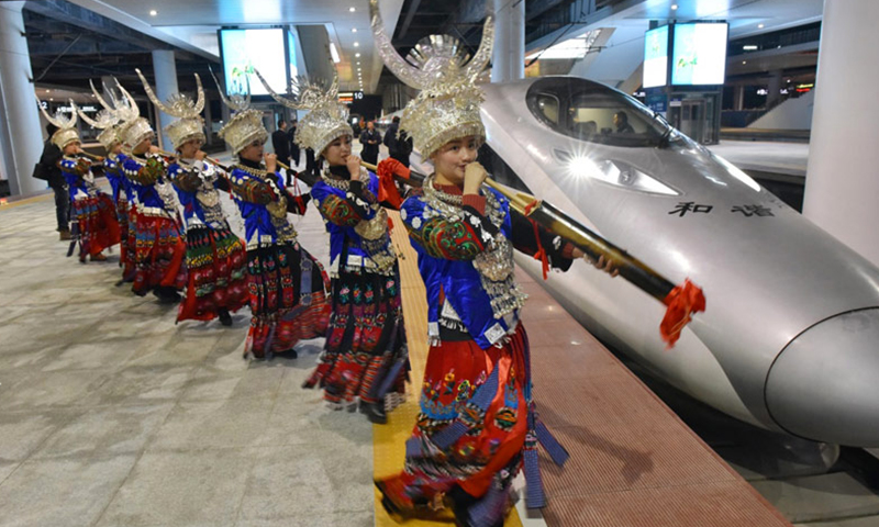 1月25日，在贵阳北站，苗族同胞载歌载舞庆祝渝贵铁路全线开通。当日，设计时速200公里的渝贵铁路全线开通运营。（新华社记者 欧东衢摄）