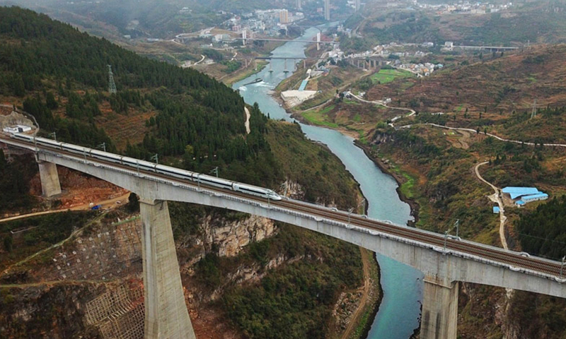 1月25日，渝贵铁路从贵阳北到重庆西的D8592次首发动车经过遵义市境内的乌江大桥。当日，设计时速200公里的渝贵铁路全线开通运营。（新华社记者 刘续摄）