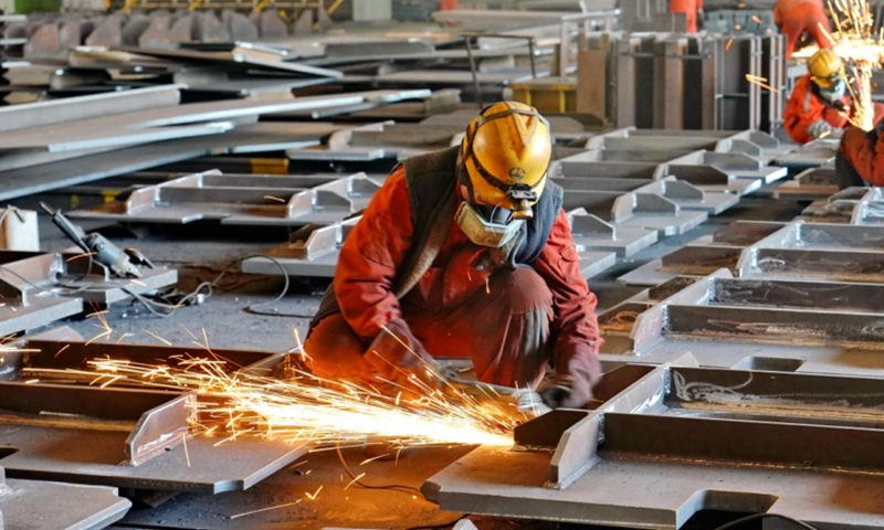 1月25日，中铁山桥集团有限公司的工人在钢桥钢结构生产车间工作。（新华社记者 杨世尧 摄）