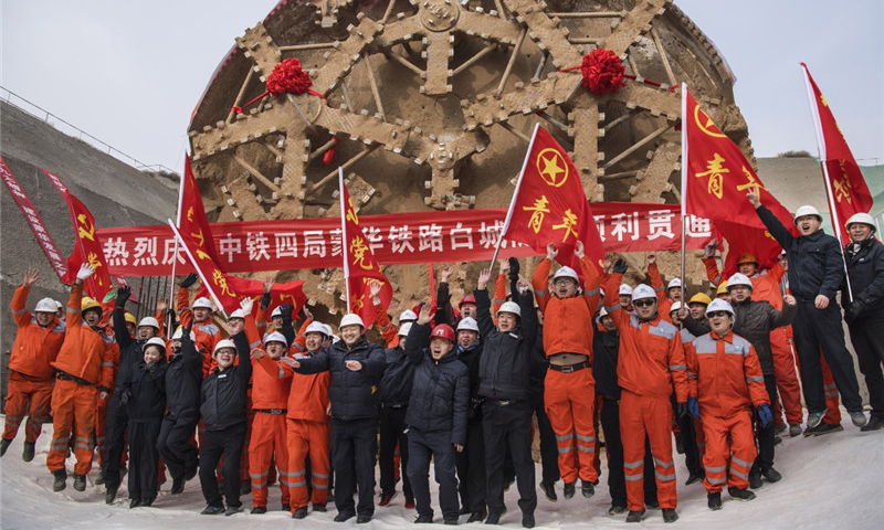 2018年1月26日，大断面马蹄形盾构机在中铁四局集团蒙华铁路白城隧道顺利出洞，标志着异形盾构工法首次在我国黄土隧道得到成功应用。（新华社记者 陶明 摄）