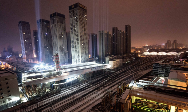 2018年1月31日凌晨，在中铁十一局二公司精心组织下，武汉市常青路主线转体桥转动81度，转体成功。图为武汉市常青路主线转体桥开始转体。（新华社记者 杜华举 摄）