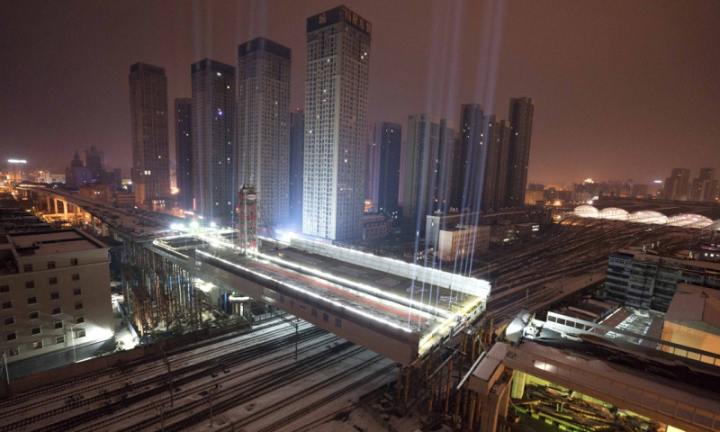 2018年1月31日，武汉市常青路主线转体桥转体成功。（新华社记者 杜华举 摄）