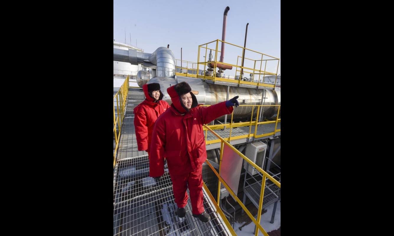 工作人员在新疆油田公司油气储运公司总站巡检。（新华社记者 赵戈 摄）
