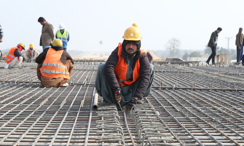在巴基斯坦苏库尔附近的施工现场，一名巴基斯坦工人进行桥面作业。（新华社记者 刘天 摄）