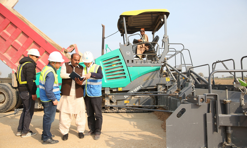 在巴基斯坦苏库尔附近的施工现场，中方施工人员与巴方人员进行讨论。（新华社记者 刘天 摄）