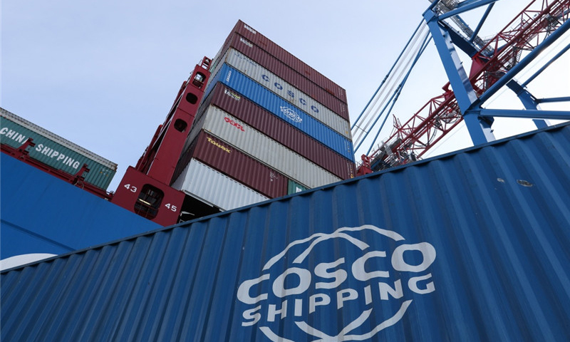 这是2月23日在德国汉堡港拍摄的集装箱船“中远海运白羊座”号上的集装箱。（新华社记者 单宇琦 摄）