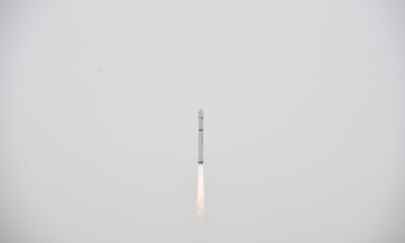 3月17日15时10分，我国在酒泉卫星发射中心用长征二号丁运载火箭，成功将陆地勘查卫星四号发射升空，卫星进入预定轨道，发射任务取得圆满成功。新华社发（汪江波 摄）