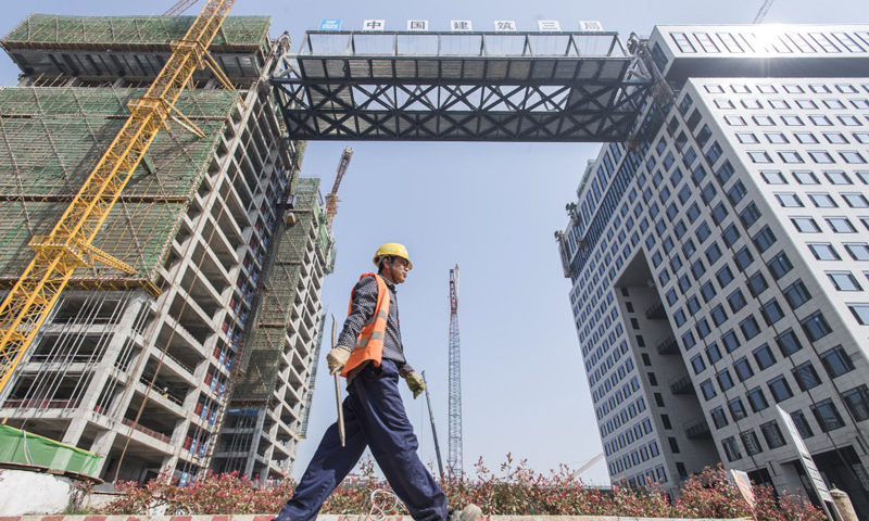 5米的钢结构连廊整体提升至离地73.