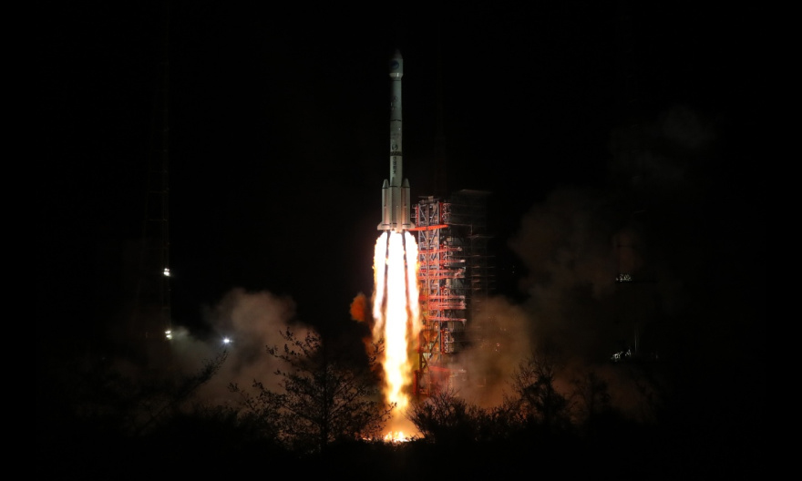 3月30日，我国在西昌卫星发射中心用长征三号乙运载火箭（及远征一号上面级），以“一箭双星”方式成功发射第三十、三十一颗北斗导航卫星。新华社发（梁珂岩摄）