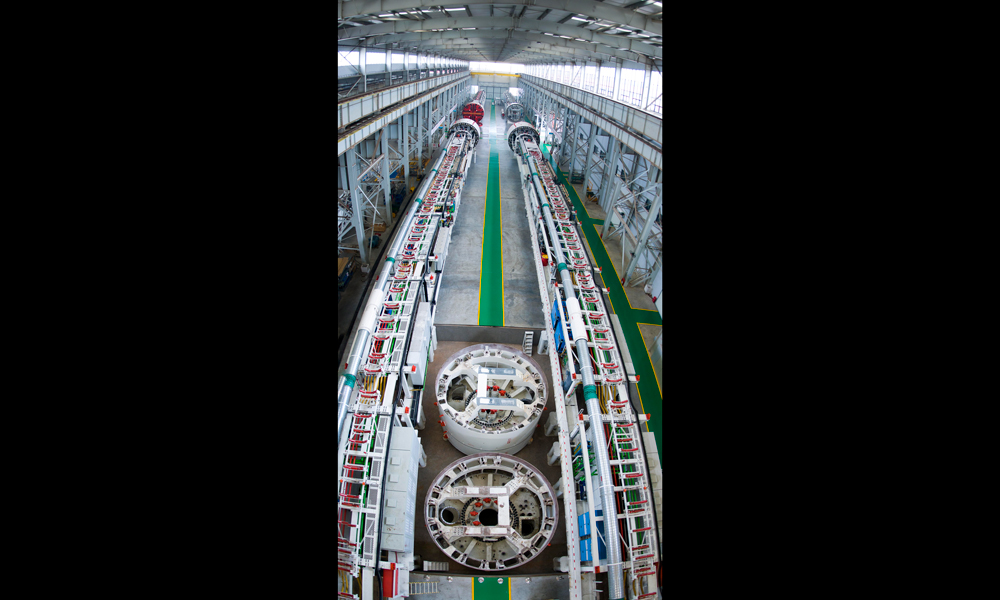中国铁建重工集团隧道掘进机生产线。